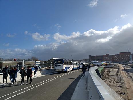 Nieuwe busstation en busbrug in Zwolle feestelijk geopend
