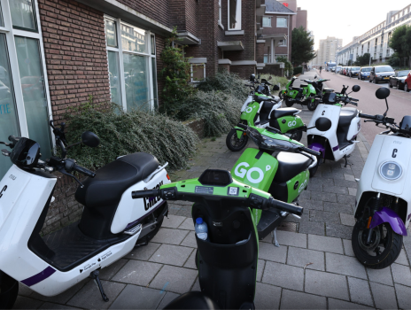 Enschede gaat verrommeling tegen door deelmobiliteitshubs